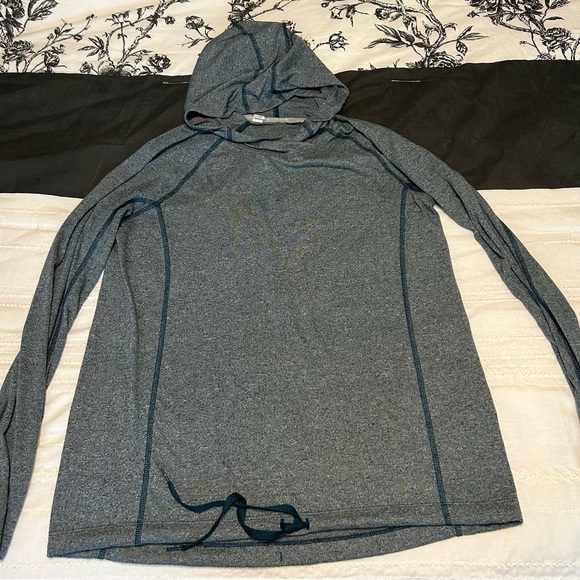 Women’s size medium Under Armor top - Picture 1 of 5